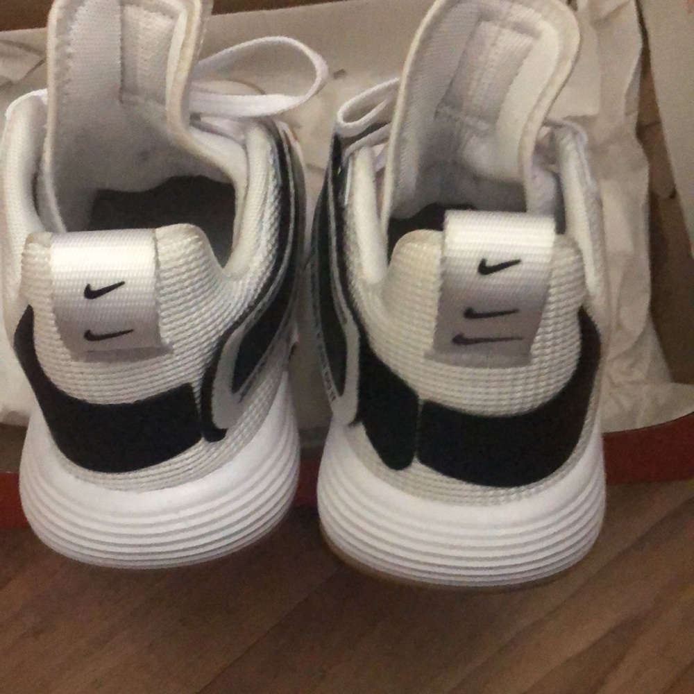 Unisex Nike React HyperSet
Indoor Court Shoes. Worn a few times on court. - Picture 6 of 9